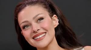 Nicola Peltz, oyunculuk kariyerinin yanı sıra moda dünyasında da dikkat çekici bir figürdür. Çeşitli dergilerin kapaklarında yer almış ve marka kampanyalarında boy göstermiştir. Ayrıca sosyal medyada aktif olarak hayranlarıyla etkileşimde bulunur.