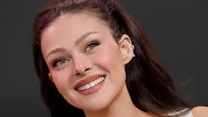 Nicola Peltz, oyunculuk kariyerinin yanı sıra moda dünyasında da dikkat çekici bir figürdür. Çeşitli dergilerin kapaklarında yer almış ve marka kampanyalarında boy göstermiştir. Ayrıca sosyal medyada aktif olarak hayranlarıyla etkileşimde bulunur.