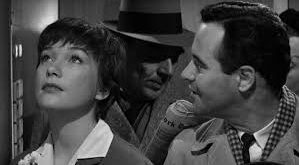 Filmin diğer önemli görsel öğesi de New York’un kalabalık ve hızla değişen atmosferidir. Şehir, Baxter’ın yalnızlığını vurgulamak için kullanılan bir arka plan olarak önemli bir rol oynar. Ayrıca, Wilder’ın ışık kullanımı, özellikle gece sahnelerinde, karakterlerin ruh hallerini ve içsel çelişkilerini yansıtan bir araç olarak karşımıza çıkar.