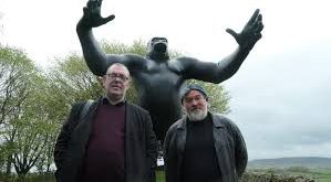 Filmde, müziğin sosyal ve kültürel etkisi, sanatçıların yaratıcı süreçleri ve bağımsız müzik sahnesinin önemi gibi temalar ön plana çıkar. King Rocker, aynı zamanda punk müziğin radikal doğası ve alt kültürün müziğe kattığı yenilikler üzerine bir meditasyon niteliğindedir.