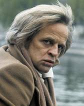 Klaus Kinski, 18 Ekim 1926 tarihinde Almanya’nın Zoppot (şimdiki Gdańsk, Polonya) şehrinde doğmuştur. Asıl adı Klaus Günter Karl Nakszynski olan Kinski, sinemaya olan ilgisini genç yaşlardan itibaren fark etmiş ve bu ilgi onu tiyatro dünyasına yönlendirmiştir.