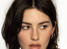 Gracie Abrams’ın müziği, indie pop, alternatif R&B ve minimal elektronik ögelerle şekillenir. Şarkılarındaki atmosferik sound, sakin ve bazen melankolik tonlar, onun duygusal derinliğini ve samimi şarkı yazarlığını ortaya koymaktadır.