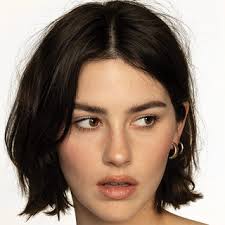 Gracie Abrams’ın müziği, indie pop, alternatif R&B ve minimal elektronik ögelerle şekillenir. Şarkılarındaki atmosferik sound, sakin ve bazen melankolik tonlar, onun duygusal derinliğini ve samimi şarkı yazarlığını ortaya koymaktadır.