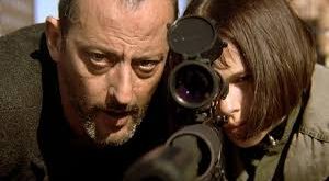 Léon: The Professional, New York'ta geçen, suç ve dram arasında geçen karanlık bir hikayeyi anlatır. Film, karanlık bir dünyada var olabilmek için sadece fiziksel değil, aynı zamanda duygusal zorluklarla da başa çıkmaya çalışan bir suikastçının ve ona beklenmedik bir şekilde bağlanan küçük bir kızın hikayesini işler.