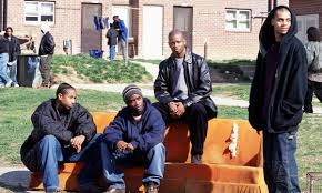 The Wire, Baltimore'daki suç örgütleri ve kolluk kuvvetlerinin arasındaki ilişkileri detaylı bir şekilde işler. İlk sezonda, dizinin ana ekseni uyuşturucu ticareti ve bununla mücadele eden polis departmanı üzerindedir. Jimmy McNulty (Dominic West), Lester Freamon (Clarke Peters) ve diğer polisler, Baltimore'daki uyuşturucu baronlarını adalet önüne çıkarmak için kapsamlı bir operasyon başlatırlar.