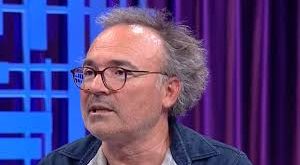 Engin Günaydın, tiyatro sahnelerinde oyunculuk kariyerine başlamış ve burada gösterdiği yetenekle dikkat çekmiştir. Tiyatrodaki performansları, onu sinemada ve televizyonda da önemli bir oyuncu yapmıştır. Günaydın, mizahi yetenekleri sayesinde kısa sürede Türkiye'nin en çok sevilen komedyenlerinden biri haline gelmiştir.