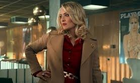 Mrs. Playmen’in en güçlü yönlerinden biri, karakter derinliğidir. Başrol karakteri, karmaşık bir geçmişe sahip ve izleyiciyi onun içsel yolculuğuna dahil etmek, hikayeyi daha etkileyici kılmak için titizlikle işlenmiştir. Mrs. Playmen, dışarıdan güçlü ve bağımsız bir figür gibi görünse de, dizideki karakter gelişimi onu daha insani ve gerçekçi kılar. Bu karakterin içsel çatışmaları, izleyicinin ona daha fazla bağlanmasını sağlar.