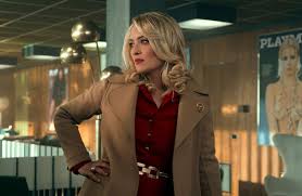 Mrs. Playmen’in en güçlü yönlerinden biri, karakter derinliğidir. Başrol karakteri, karmaşık bir geçmişe sahip ve izleyiciyi onun içsel yolculuğuna dahil etmek, hikayeyi daha etkileyici kılmak için titizlikle işlenmiştir. Mrs. Playmen, dışarıdan güçlü ve bağımsız bir figür gibi görünse de, dizideki karakter gelişimi onu daha insani ve gerçekçi kılar. Bu karakterin içsel çatışmaları, izleyicinin ona daha fazla bağlanmasını sağlar.