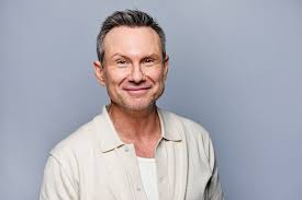 Christian Slater özel hayatı, zaman zaman medyada yer alsa da, oyuncu son yıllarda daha dengeli ve sakin bir yaşam sürmeyi tercih etmektedir. Oyunculuk kariyerine odaklanarak projelerini seçici bir şekilde sürdürmektedir.