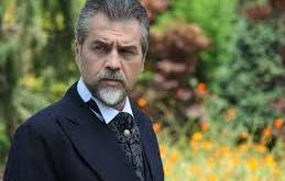 Serhat Tutumluer, İstanbul Üniversitesi Devlet Konservatuvarı'nda eğitim alarak oyunculuk kariyerine sağlam bir temel atmıştır. Konservatuvar eğitimi sırasında aldığı dersler ve sahne tecrübeleri, ona oyunculukta önemli bir yetkinlik kazandırmıştır.