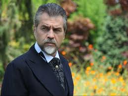 Serhat Tutumluer, İstanbul Üniversitesi Devlet Konservatuvarı'nda eğitim alarak oyunculuk kariyerine sağlam bir temel atmıştır. Konservatuvar eğitimi sırasında aldığı dersler ve sahne tecrübeleri, ona oyunculukta önemli bir yetkinlik kazandırmıştır.