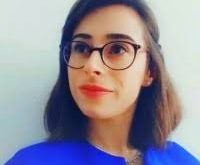 Alice Bach, eğitim hayatı boyunca, felsefe ve sosyal bilimler alanlarında derinlemesine bir bilgiye sahip olmuştur. Üniversite yıllarında, insan doğası, toplumsal yapılar ve birey hakları üzerine yaptığı çalışmalar, onun sonraki yazılarında da etkisini göstermiştir.