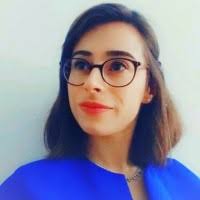 Alice Bach, eğitim hayatı boyunca, felsefe ve sosyal bilimler alanlarında derinlemesine bir bilgiye sahip olmuştur. Üniversite yıllarında, insan doğası, toplumsal yapılar ve birey hakları üzerine yaptığı çalışmalar, onun sonraki yazılarında da etkisini göstermiştir.