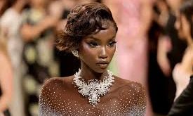 Anok Yai’nin mankenlik kariyeri, bir fotoğrafçının sosyal medyada paylaştığı bir fotoğraf sayesinde başladı. 2017 yılında, Howard Üniversitesi'nin bir etkinliği sırasında çekilen fotoğrafı, ünlü bir moda fotoğrafçısı tarafından fark edildi. Bu, Anok’un mankenlik dünyasına adım atmasına olanak sağladı. Birkaç ay içinde ünlü moda markalarıyla çalışmaya başladı ve hızla büyük bir takipçi kitlesi kazandı.