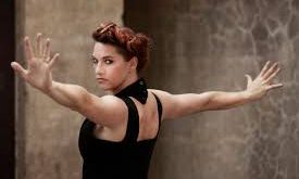 Amanda Palmer, 2000'li yılların başında "Dresden Dolls" adlı iki kişilik müzik grubuyla büyük çıkış yaptı. Grubun tarzı, "punk cabaret" olarak tanımlanabilir; alternatif rock ve cabaret tarzlarının bir karışımını sunar. Palmer’ın vokali ve piyanoya olan yeteneği, grubun belirgin özellikleri arasında yer alırken, sahne performansları da oldukça dikkat çekicidir.