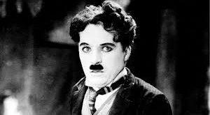 Charlie Chaplin’in sinemaya kattığı yenilikler, sadece oyunculuk değil, aynı zamanda sinema yapımının teknik yönlerine de önemli katkılarda bulunmuştur. Film müzikleri, kamera açıları ve karakter derinliği açısından bir dönüm noktası olan Chaplin, sinema dünyasında büyük bir devrim yapmıştır.