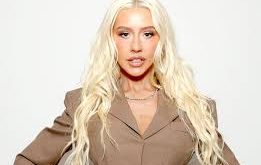 Christina Aguilera müzik kariyeri, 1999 yılında çıkardığı ilk albümü Christina Aguilera ile büyük bir çıkış yapmıştır. Albümdeki hit şarkılar, genç yaşta büyük bir başarı yakalamasını sağlamış ve pop müzik sahnesinde güçlü bir yer edinmesine yardımcı olmuştur.