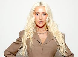 Christina Aguilera müzik kariyeri, 1999 yılında çıkardığı ilk albümü Christina Aguilera ile büyük bir çıkış yapmıştır. Albümdeki hit şarkılar, genç yaşta büyük bir başarı yakalamasını sağlamış ve pop müzik sahnesinde güçlü bir yer edinmesine yardımcı olmuştur.