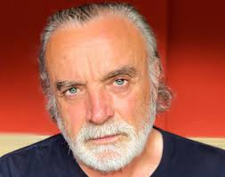 Franco Branciaroli, İtalyan sinemasında genellikle karakter rollerinde karşımıza çıkan deneyimli bir oyuncudur. Sinemadaki çalışmaları, tiyatrodaki disiplinli ve derinlikli oyunculuk anlayışıyla paralellik göstermektedir.