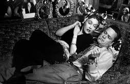 Sunset Bulvarı, Sunset Boulevard, Billy Wilder, Gloria Swanson, William Holden, film noir, Hollywood eleştirisi, 1950 yapımı film, sinema klasikleri, Norma Desmond, Joe Gillis, film incelemesi, 1950’ler sineması, sinematografi, Hollywood'un altın çağı, yalnızlık teması, gurur ve umutsuzluk, klasik film, dramatik film, Gloria Swanson performansı, William Holden performansı.