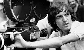 Dario Argento, 7 Eylül 1940 tarihinde, İtalya'nın Roma şehrinde doğmuştur. Sinemaya olan ilgisi genç yaşlarda başlamış, sinema dünyasına adım atmadan önce gazetecilik ve eleştirmenlik yapmıştır. 1960'lı yılların sonlarında, İtalyan sinemasının altın çağına denk gelen dönemde, Argento sinemada yer almayı amaçlamış ve 1970'lerin başında yönetmenlik kariyerine adım atmıştır.