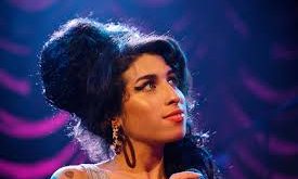 Amy Winehouse’un müzik kariyeri, 2003 yılında yayımladığı ilk albümü "Frank" ile başlamıştır. Albüm, jazz, soul ve hip-hop öğelerini harmanlayarak eleştirmenlerden övgüler almış ve onu müzik dünyasında dikkat çeken bir figür haline getirmiştir.