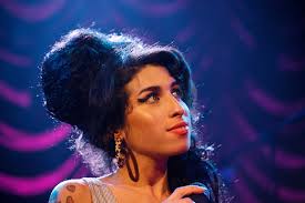 Amy Winehouse’un müzik kariyeri, 2003 yılında yayımladığı ilk albümü "Frank" ile başlamıştır. Albüm, jazz, soul ve hip-hop öğelerini harmanlayarak eleştirmenlerden övgüler almış ve onu müzik dünyasında dikkat çeken bir figür haline getirmiştir.