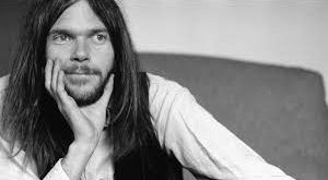 Neil Young'un müzik yolculuğu, Kanada'nın Toronto şehrinde başlamıştır. Müzik dünyasına adım atmaya başladığı yıllarda, ilk olarak folk ve rock müziğiyle ilgilenmiş ve 1966’da "The Squires" adlı grubunda çalmaya başlamıştır. Genç yaşta gitar çalmaya başlayan Young, daha sonra Los Angeles’a taşınarak müzik kariyerini profesyonel bir şekilde sürdürmeye başlamıştır.