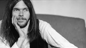 Neil Young'un müzik yolculuğu, Kanada'nın Toronto şehrinde başlamıştır. Müzik dünyasına adım atmaya başladığı yıllarda, ilk olarak folk ve rock müziğiyle ilgilenmiş ve 1966’da "The Squires" adlı grubunda çalmaya başlamıştır. Genç yaşta gitar çalmaya başlayan Young, daha sonra Los Angeles’a taşınarak müzik kariyerini profesyonel bir şekilde sürdürmeye başlamıştır.