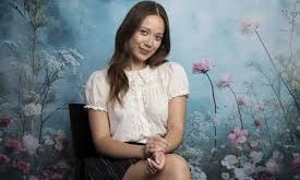 Laufey, müziğe olan ilgisini erken yaşlarda keşfetmiştir. Babasının da müzisyen olması, ona müzikle iç içe bir yaşam sunmuş ve yeteneklerini geliştirmesinde önemli bir rol oynamıştır. Küçük yaşlardan itibaren piyano çalmaya ve şarkı yazmaya başlamıştır.