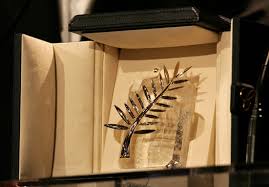 Cannes Film Festivali, sanatsal yönünün yanı sıra kırmızı halı seremonileri ile de dünya çapında ilgi görür. Ünlü oyuncular, yönetmenler ve yapımcılar Cannes’da bir araya gelir. Ancak festival, gösterişten çok sinema sanatını merkeze almasıyla diğer etkinliklerden ayrılır.