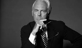 Giorgio Armani, 1975 yılında Armani markasını kurarak kendi tasarımlarını dünya ile tanıştırmıştır. Minimalist, zarif ve sofistike tasarımları ile tanınmaya başlamış ve hızla lüks giyim alanında kendine sağlam bir yer edinmiştir.