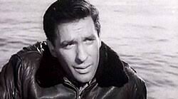 John Cassavetes, bağımsız sinema öncüsü olarak kabul edilir. Hollywood’un geleneksel anlatım biçimlerine karşı çıkarak karakter odaklı ve gerçekçi hikâyeleriyle yeni bir yol açmıştır. Bugün hâlâ sinema öğrencileri ve yönetmenler için ilham kaynağıdır.
