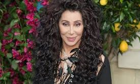 Cher müzik kariyeri, 1965 yılında Sonny Bono ile kurduğu Sonny & Cher ikilisiyle başlamıştır. “I Got You Babe” gibi hit şarkılar, Cher’i popüler kültürün önemli isimlerinden biri yapmıştır. Solo kariyerine odaklandıktan sonra, 1970’ler ve 1980’ler boyunca pop, disco ve dans müziği türlerinde birçok başarılı albüm çıkarmıştır.