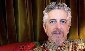 1958 doğumlu olan Michael Penn, 2026 yılı itibarıyla 67 yaşındadır. Uzun yıllara yayılan kariyerinde hem müzik dünyasında hem de prodüksiyon alanında etkili bir isim olmuştur.