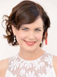Elizabeth Lee McGovern, 18 Temmuz 1961 tarihinde, Illinois'in Evanston şehrinde doğmuştur. Sanata olan ilgisi erken yaşlarda ortaya çıkmış ve McGovern, New York'taki ünlü Julliard School'dan mezun olmuştur. Tiyatro ile başladığı kariyerinde, Hollywood’a adım atmadan önce sahne sanatlarıyla ilgili önemli deneyimler edinmiştir. 1980'lerin başlarında, genç yaşta sinemada önemli fırsatlar yakalamış ve hızla tanınan bir oyuncu olmuştur.