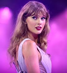 Taylor Swift, sadece müzik dünyasında değil, aynı zamanda sosyal sorumluluk projelerinde de aktif bir isimdir. Kadın hakları, eşitlik ve eğitim gibi toplumsal sorunlara dikkat çeken Swift, gençlerin ve kadınların sesi olmuştur. Özellikle sosyal medyayı aktif bir şekilde kullanarak, hayranlarıyla sık sık etkileşime geçmektedir.