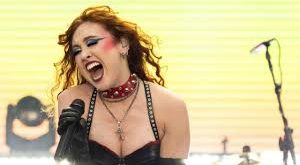 Chappell Roan, Missouri, Amerika’da doğmuş ve büyümüştür. Küçük yaşlardan itibaren müzikle ilgilenmeye başlamış ve şarkı yazarlığına olan tutkusunu erken yaşlarda keşfetmiştir. 16 yaşında YouTube'a yüklediği şarkılarla dikkat çekmeye başlamış, hızla bir takipçi kitlesi oluşturmuştur. 2019 yılında yayımladığı "Bad of the Heart" adlı EP'si, onun müzik kariyerinde önemli bir dönüm noktası olmuştur.