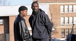 The Wire, Baltimore şehrinin farklı alanlarındaki suç ve sosyal yapıları ele alırken, her sezon farklı bir toplumsal kurumu (suç, polis, eğitim, medya, politika) odağa alır. İlk sezon, sokaklardaki uyuşturucu ticaretine odaklanırken, polislerin bu yapıyı çözmeye yönelik çabalarını anlatır.