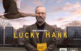 Lucky Hank’ın yönetmenliği ve sinematografisi, dizinin tonunu çok iyi bir şekilde yansıtır. Paul Lieberstein’in yaratıcı yönetmenliğinde, dizi modern akademik ortamı gerçekçi ve yerinde bir şekilde gösterir.