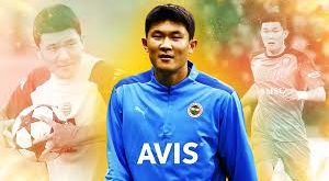 Kim Nye, Kuzey Kore'nin başkenti Pyongyang'da doğmuş ve futbolu genç yaşlarda bir tutku olarak benimsemiştir. Futbol akademileri ve gençlik takımları aracılığıyla futbol kariyerine adım atmış, kısa süre içinde yeteneklerini sergileyerek, ülkesinin genç milli takımlarına seçilmiştir.