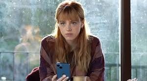 The Crystal Cuckoo, fantastik öğelerle dolu, sürükleyici bir hikayeyi anlatıyor. Hikaye, tuhaf bir şekilde kesişen hayatlara sahip olan birkaç ana karakterin yollarının bir araya gelmesiyle şekillenir. Dizi, bir kuş figürünün etrafında dönen bir mit ve efsanenin peşinden giderken, karakterlerin içsel yolculuklarını da derinlemesine işler.