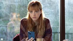 The Crystal Cuckoo, fantastik öğelerle dolu, sürükleyici bir hikayeyi anlatıyor. Hikaye, tuhaf bir şekilde kesişen hayatlara sahip olan birkaç ana karakterin yollarının bir araya gelmesiyle şekillenir. Dizi, bir kuş figürünün etrafında dönen bir mit ve efsanenin peşinden giderken, karakterlerin içsel yolculuklarını da derinlemesine işler.