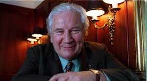 Ustinov, sanat kariyerinin yanı sıra UNICEF İyi Niyet Elçisi olarak da uzun yıllar görev yapmıştır. İnsan hakları, çocukların korunması ve kültürler arası diyalog konularında aktif bir rol üstlenmiştir. Bu yönüyle, sanatçı kimliğini toplumsal sorumlulukla birleştiren örnek bir figürdür.