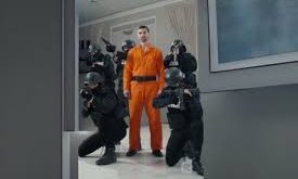 Undercover Prison King, genellikle suç, ihanet ve güç temaları etrafında gelişir. Filmin hapishane ortamı, yeraltı dünyasının acımasız kurallarını ve sırlarını gözler önüne sererken, gizli ajan olmanın getirdiği zorlukları da gösteriyor. Filmin anlatım tarzı, izleyiciyi sürekli olarak gerilim içinde tutmayı başarır.