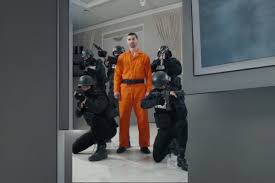 Undercover Prison King, genellikle suç, ihanet ve güç temaları etrafında gelişir. Filmin hapishane ortamı, yeraltı dünyasının acımasız kurallarını ve sırlarını gözler önüne sererken, gizli ajan olmanın getirdiği zorlukları da gösteriyor. Filmin anlatım tarzı, izleyiciyi sürekli olarak gerilim içinde tutmayı başarır.