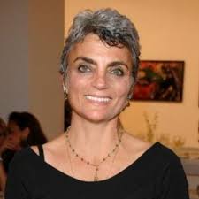 Liza Todd, 6 Ağustos 1957 tarihinde, Los Angeles, Kaliforniya'da dünyaya gelmiştir. Annesi, sinema tarihinin en büyük aktrislerinden biri olan Elizabeth Taylor, babası ise sinema yapımcısı ve aktör Michael Wilding'dir. Liza'nın doğduğunda, annesi Elizabeth Taylor, Hollywood’un en ünlü ve en güçlü kadın figürlerinden biriydi.