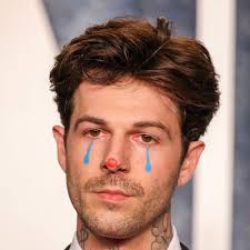 The Neighbourhood, 2011 yılında yayımladığı "I’m Sorry..." adlı ilk albümü ile büyük bir çıkış yapmış ve alternatif rock sahnesinde adından sıkça söz ettirmiştir. "Sweater Weather", grubun en bilinen şarkısı olmuştur ve bu şarkı, Amerika'da altın sertifika almıştır. Jesse Rutherford, grubun solisti olarak hem vokal yeteneklerini sergilemiş hem de şarkı yazarlığı konusunda grubun yaratıcı sürecine önemli katkılarda bulunmuştur.