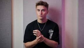 Sam Fender, müzikle ilgilenmeye genç yaşlarda başlamış ve 2017 yılında ilk teklisi "Play God" ile müzik dünyasında adını duyurmaya başlamıştır. Bu şarkı, yalnızca İngiltere’de değil, tüm dünyada dikkat çekmiş ve Fender’a büyük bir takipçi kitlesi kazandırmıştır.