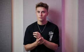 Sam Fender, müzikle ilgilenmeye genç yaşlarda başlamış ve 2017 yılında ilk teklisi "Play God" ile müzik dünyasında adını duyurmaya başlamıştır. Bu şarkı, yalnızca İngiltere’de değil, tüm dünyada dikkat çekmiş ve Fender’a büyük bir takipçi kitlesi kazandırmıştır.